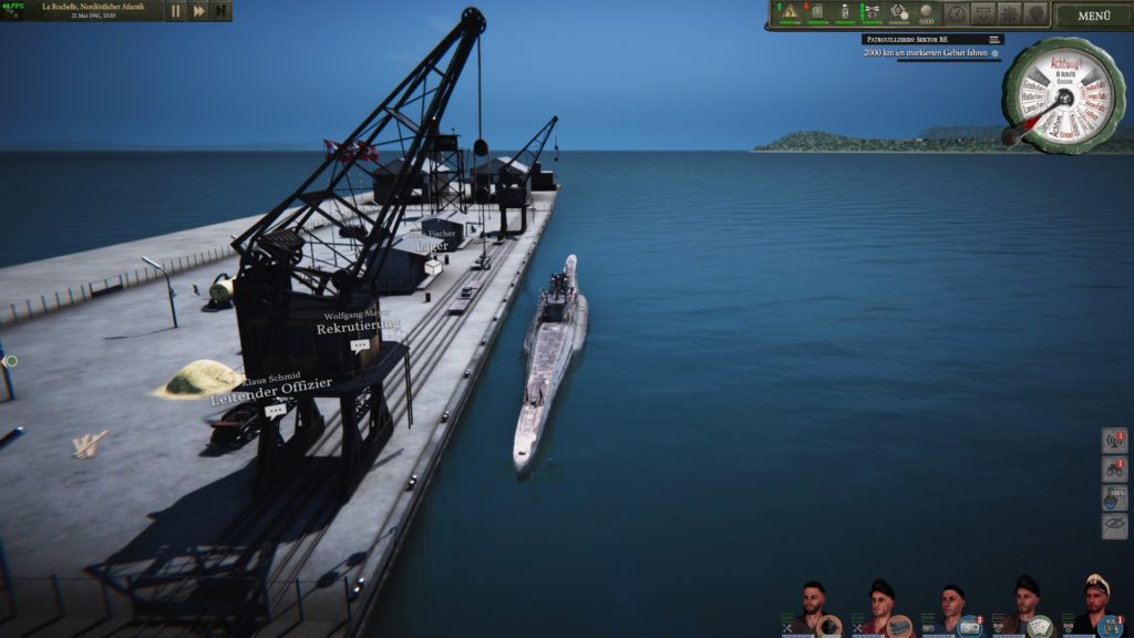Ein U-Boot verlässt den Hafen