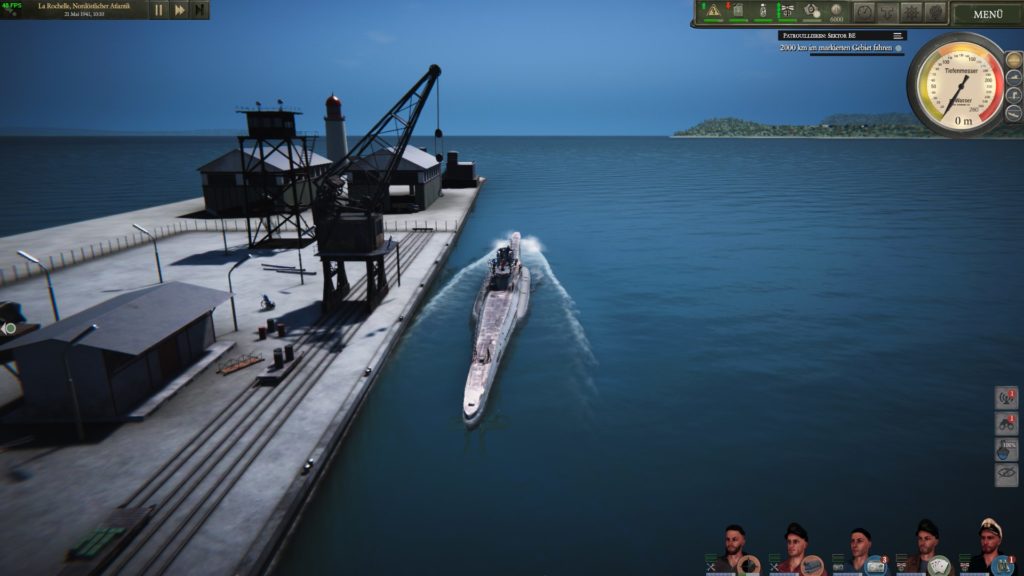 Ein U-Boot verlässt den Hafen