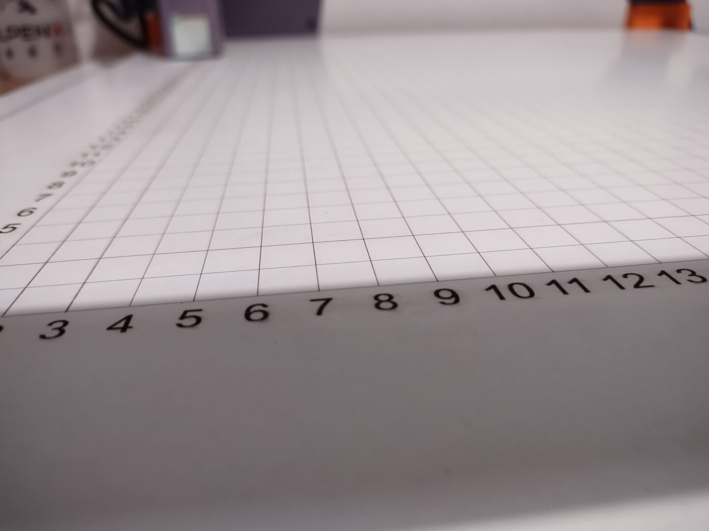 Eine weiße Platte, auf der ein Raster aus Linien zu sehen ist